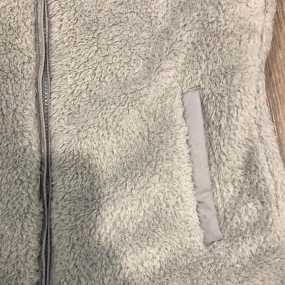 Women’s light grey Patagonia Fleece Vest. Size M.  No tags but Never been worn. - Picture 4 of 12